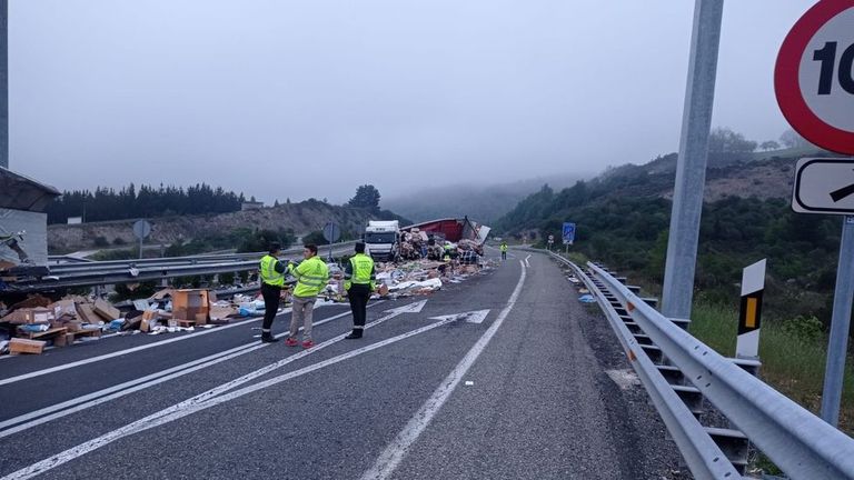 La mercancía quedó esparcida por la calzada