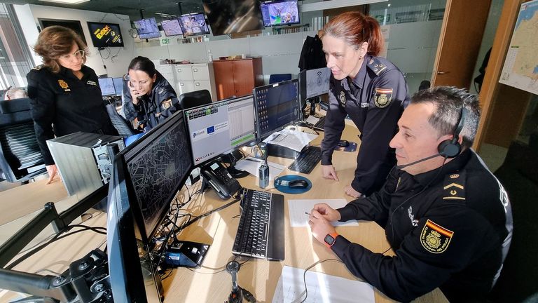 La sala inteligente de la Policía Nacional en Vigo: «Buenas, le escucho»