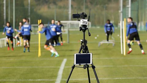Toma de imágenes durante un entrenamiento del Deportivo