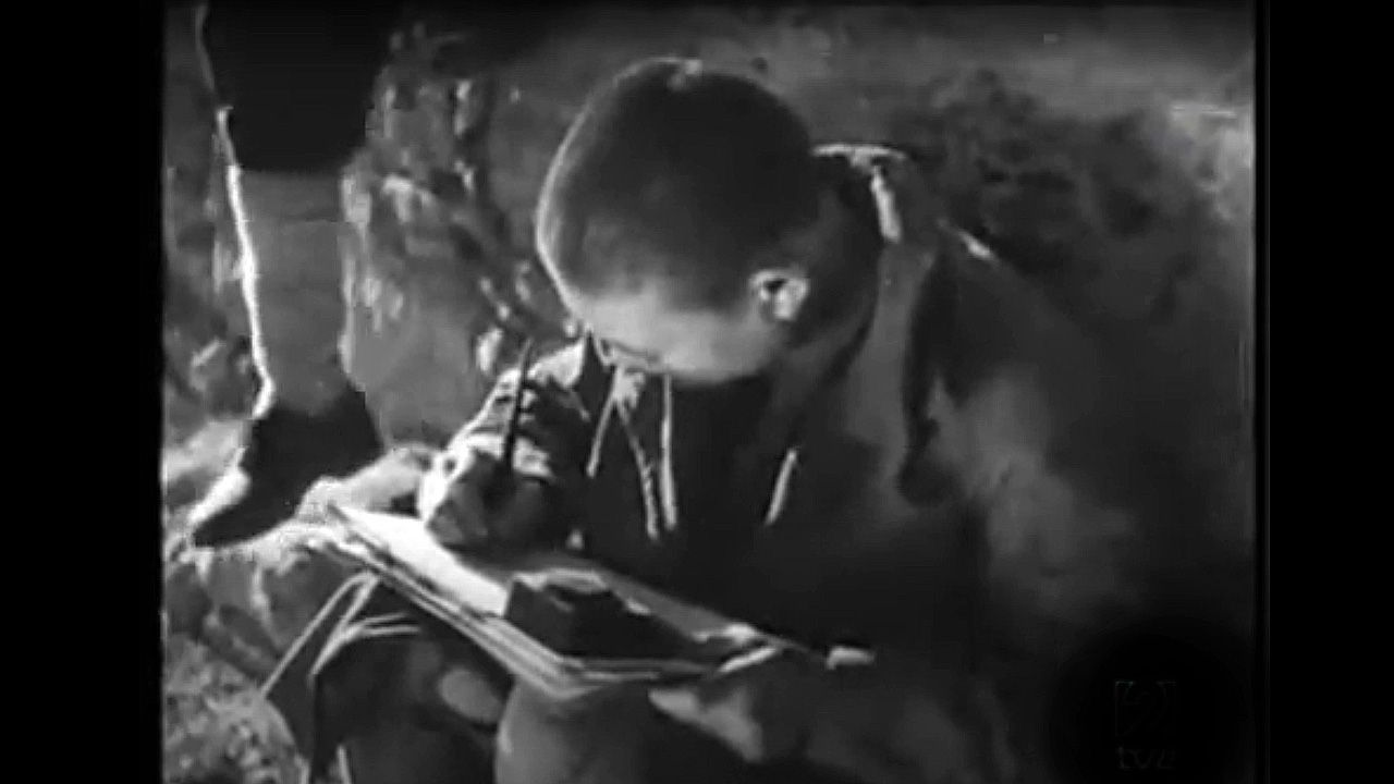 Chang escribiendo, en una imagen del documental franquista «Prisioneros de guerra»