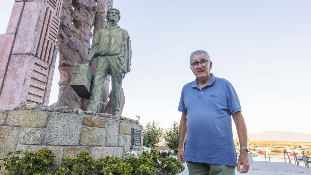 Artiaga,�la panader�a argentina con ra�ces gallegas que triunfa en todo el mundo.Carrillo junto al monumento al emigrante de Fisterra, cuya construcci�n impuls� durante su mandato.