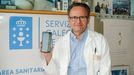José Noguera, responsable de Cirugía del Chuac, muestra la app en su móvil