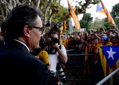 Artur Mas saluda a los independentistas concentrados el viernes ante el Parlamento cataln. 