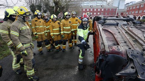 Los últimos 12 bomberos incorporados al parque de Lugo atienden las indicaciones del instructor