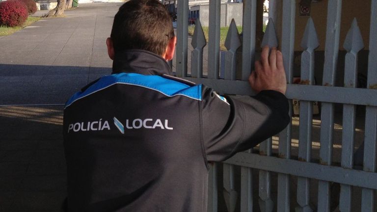 La Policía de Ribadeo pone otras dos multas de hasta 750 euros por no recoger las deposiciones de perros en la vía pública