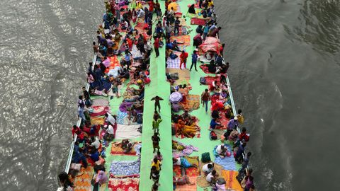 Los bangladeshíes se amontonan en los transbordadoresmientras viajan a lo largo del río Buriganga para estar con sus familias en el festival musulmán Eid-ul-Fitr, que marcael final del mes de ayuno del Ramadán