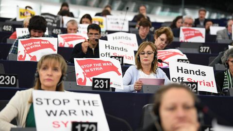 Varios eurodiputados protestan en Estrasburgo contra la guerra en Siria