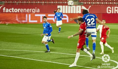 Leschuk Bueno Borja Sanchez Girona Real Oviedo Montilivi.Blanco Leschuk pugna por un baln areo con Bueno