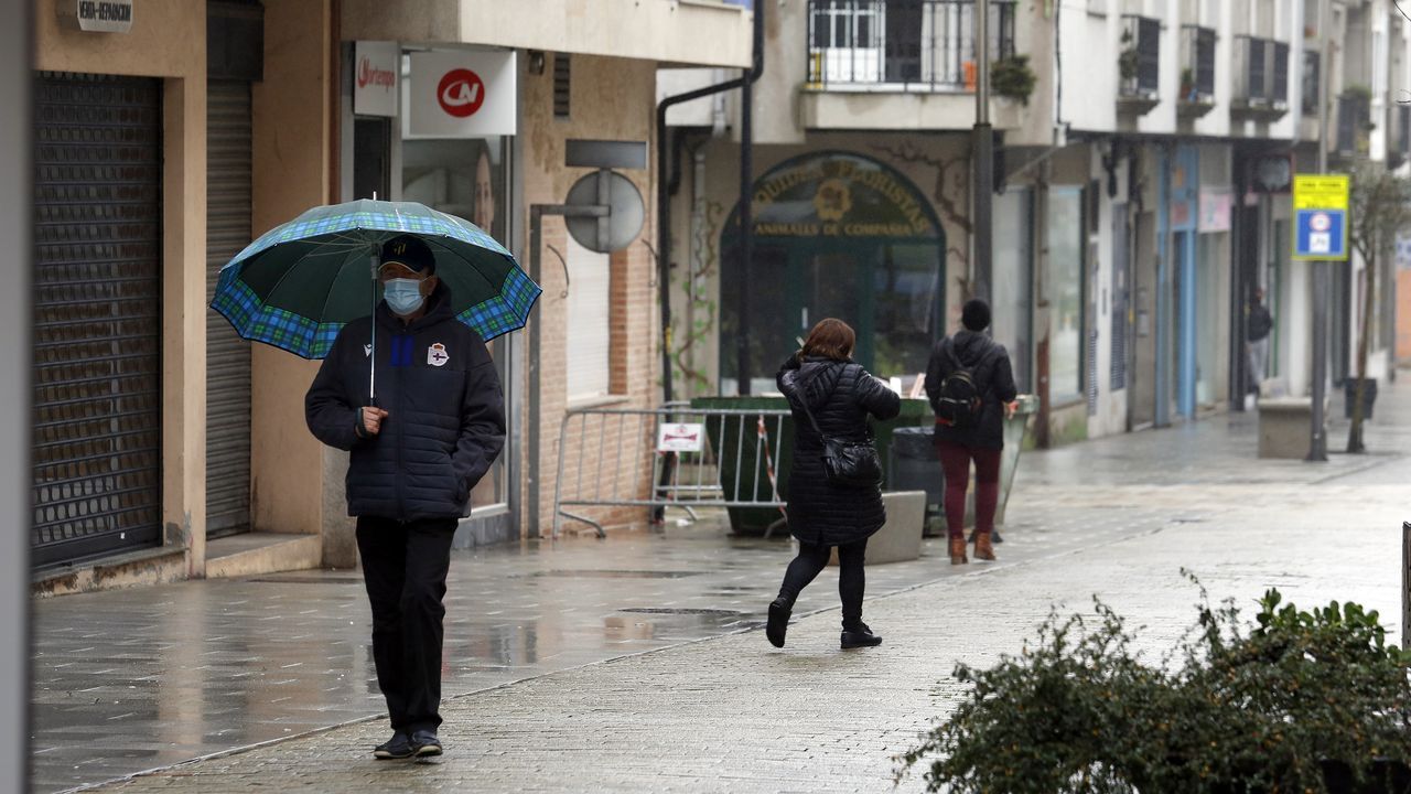 La presencia de gente se ha reducido considerablemente en la calle peatonal de Boiro desde que se cerraron los negocios de hosteler�a
