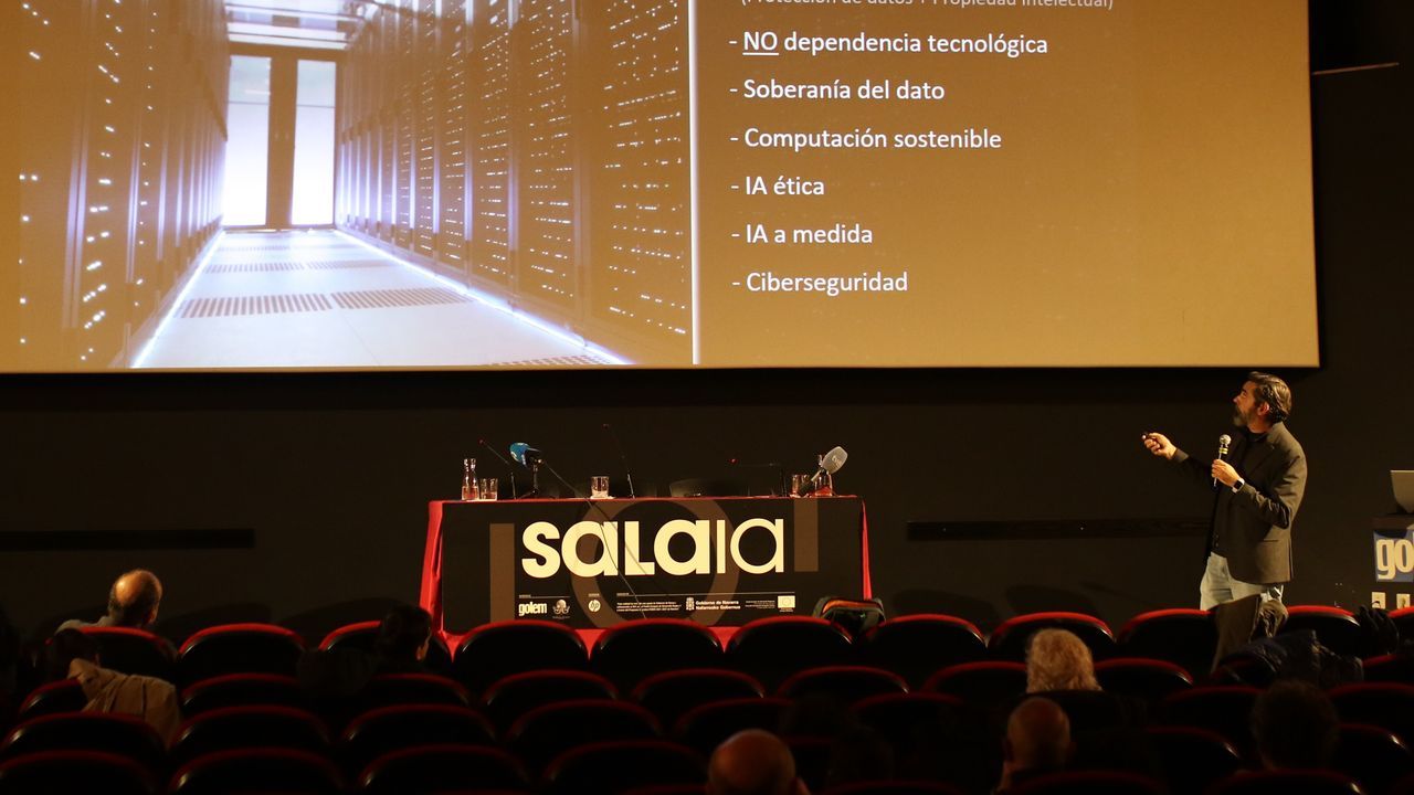 Lorca, con La Barraca, en unafilmacin originalde 1932.A la derecha, Carlos Fernndez de Vigo explicando el proyecto a los asistentes a la presentacin en Pamplona. 