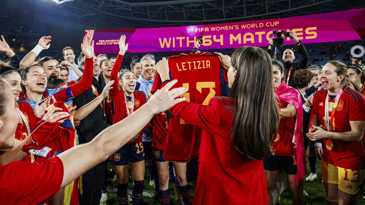 Una mujer consulta su tel�fono m�vil en una sala de aeropuerto