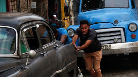 Cubanos empujando un coche, en una imagen de archivo.