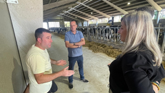 Visita del consejero de Medio Rural y Pol�tica Agraria, Marcelino Marcos, y la directora general de Ganader�a y Sanidad Agraria, Roc�o Huerta, a la explotaci�n Casa Mario (Vald�s)