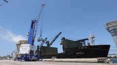 Descarga en A Corua de maz de Ucrania del barco Alppila