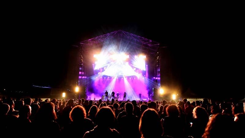 Un grupo de universitarios de Granada celebr� el final de los ex�menes en el Camino. 