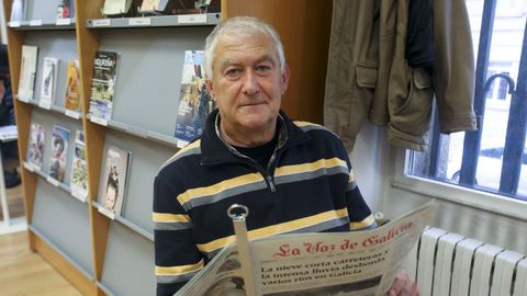 Jos Luis Salorio lee el peridico en la biblioteca de Ferrol