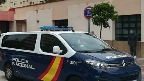Un vehculo de la Polica Nacional en una calle de Fuengirola (Mlaga), donde se produjo la detencin