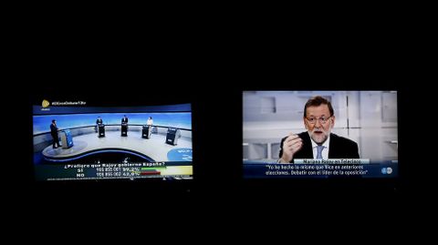 Una televisin con el denate a tres y otra con la entrevista a Rajoy