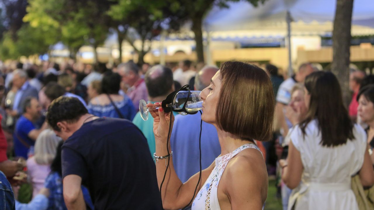 Una de las visitantes cata un vino blanco en el Festival da Ribeira Sacra