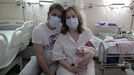 Ramón Rodríguez y Verónica Domínguez, con su hija Valeria este 1 de enero en el hospital de Monforte