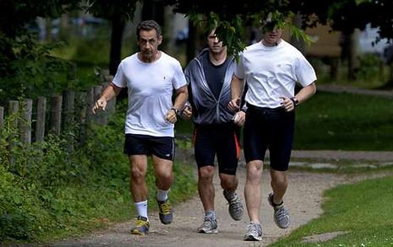 Sarkozy se dejó fotografiar en un parque de París corriendo con sus guardaespaldas.