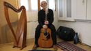 Comesaña fotografado na súa casa de Teis, en Vigo, cunha guitarra e unha arpa céltica