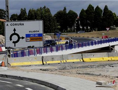 Los coches ya circulan sobre el viaducto que cruza la tercera ronda en la Zapateira. 