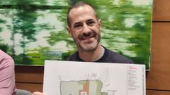 Cepi, alcalde de Siero, con los planos de la nueva ciudad deportiva del Real Oviedo