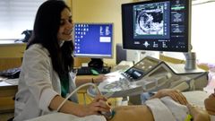 Nuria Valiño, ginecóloga del Hospital Teresa Herrera de A Coruña (Chuac), realizando una ecografía