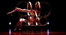 Artistas chinos en plena ejecucin de un nmero de hoop diving, una tradicin acrobtica oriental que en el Cirque du Soleil mueve diez gimnastas.