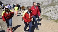 El jefe del Ejecutivo asturiano, Adrin Barbn, asiste junto con el presidente de Cantabria, Miguel ngel Revilla, al simulacro de bsqueda en alta montaa que organizan ambas comunidades en las inmediaciones del refugio de Aliva en el Parque Nacional de Picos de Europa
