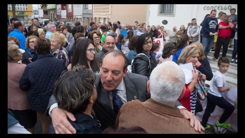 Vecinos se concentraban en apoyo al alcalde frente al consistorio, en mayo del ao pasado, tras conocerse la condena