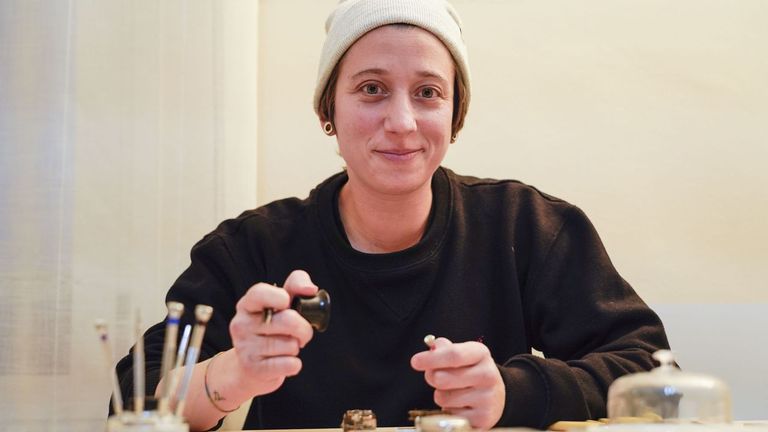 Nuevas manos para conservar el oficio de relojero: una catalana de 34 años repara todo tipo de piezas en Ourense