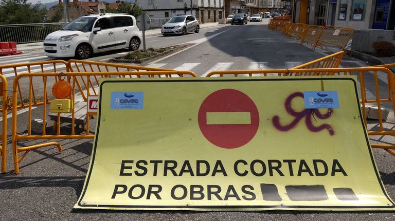 La PO-308, un cuello de botella estival que cumple cuarenta años
