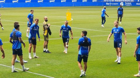 Santi Cazorla, en el centro, con Fede Vias detrs, esta maana en el Carlos Tartiere