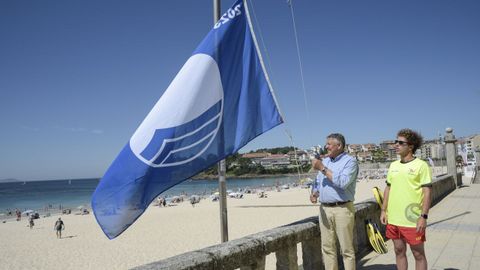 Telmo Martín iza este lunes la bandera azul en la playa de Silgar