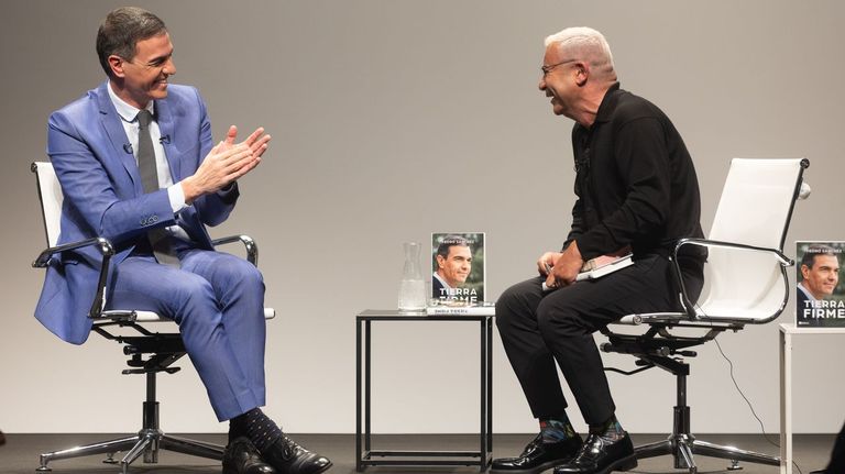 El presidente del Gobierno, Pedro Sánchez, y el presentador de televisión, Jorge Javier Vázquez, durante la presentación del libro Tierra firme, del líder del PSOE.