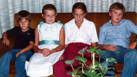 Con sus hermanos Jos Antonio, Marta y Mara, y l a la derecha.