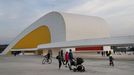 Visitantes en el Centro Niemeyer de Avils