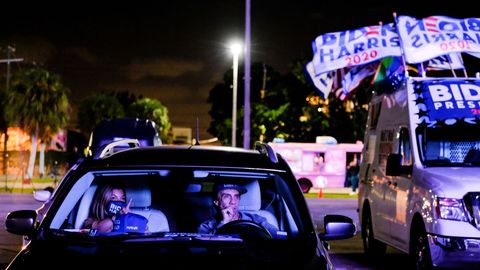 Seguidores de Biden siguen la jornada electoral desde sus coches, en Miami, Florida