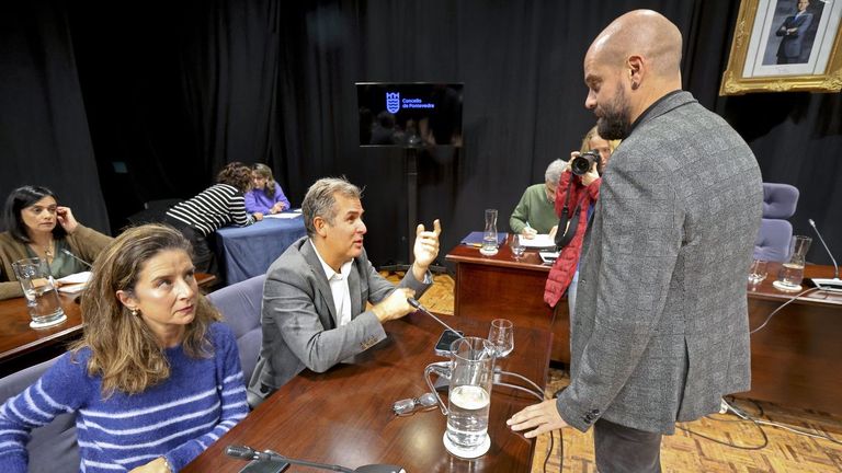 El portavoz socialista, Iván Puentes, de pie, charla con el portavoz del PP, Rafa Domínguez, en un pleno del Concello de Pontevedra de noviembre