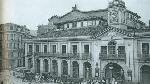 El Ayuntamiento de Oviedo antes de su destruccin en 1934. La imagen forma parte del libro Paisaje Apocalptico para despus de una guera. Oviedo: la ciudad martir (1934-1936)