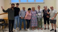 Mario Villar (a la izquierda), junto con algunas de las personas que acuden a los talleres de risoterapia que imparte en Oviedo
