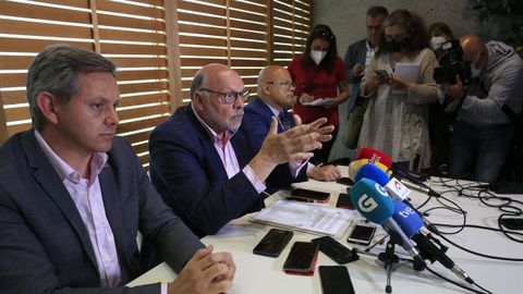 A la izquierda, el delegado del Gobierno en Galicia José Miñones junto al director general de Carreteras del Ministerio de Transportes, Movilidad y Agenda Urbana, Javier Herrero, que dio explicaciones sobre el derrumbe del puente de la A-6 en Pedrafita
