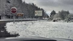 Segundo da de nevadas en Ourense.Nieve en el Alto do Vieiro, en la carretera de Ourense a Bande