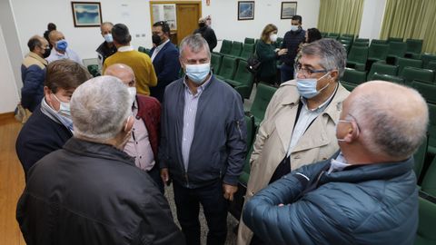 Dirigentes pesqueros de parte de las cofradías y organizaciones que firman el manifiesto contra los eólicos marinos se reunieron este jueves en la cofradía de Burela