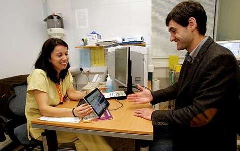 Una enfermera se comunica en el Clnico con Iker Sertucha, que utiliza la lengua de signos.