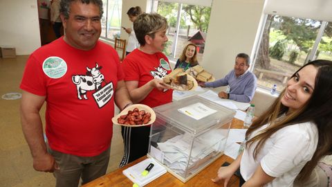 La comisión de fiestas de la Festa do Labrego llevó el tracicional chorizo con pan de millo a las mesas electorales de la parroquia
