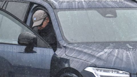 El rey emérito entrando al coche de Pedro Campos esta mañana, bajo la lluvia que obligó a suspender el entrenamiento del Bribón, apenas media hora después de empezar