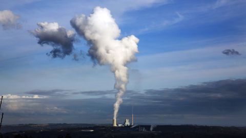 Meirama, en enero, en funcionamiento; aunque la humareda impresiona, es vapor de agua; las emisiones contaminantes salen por la chimenea ms pequea y delgada